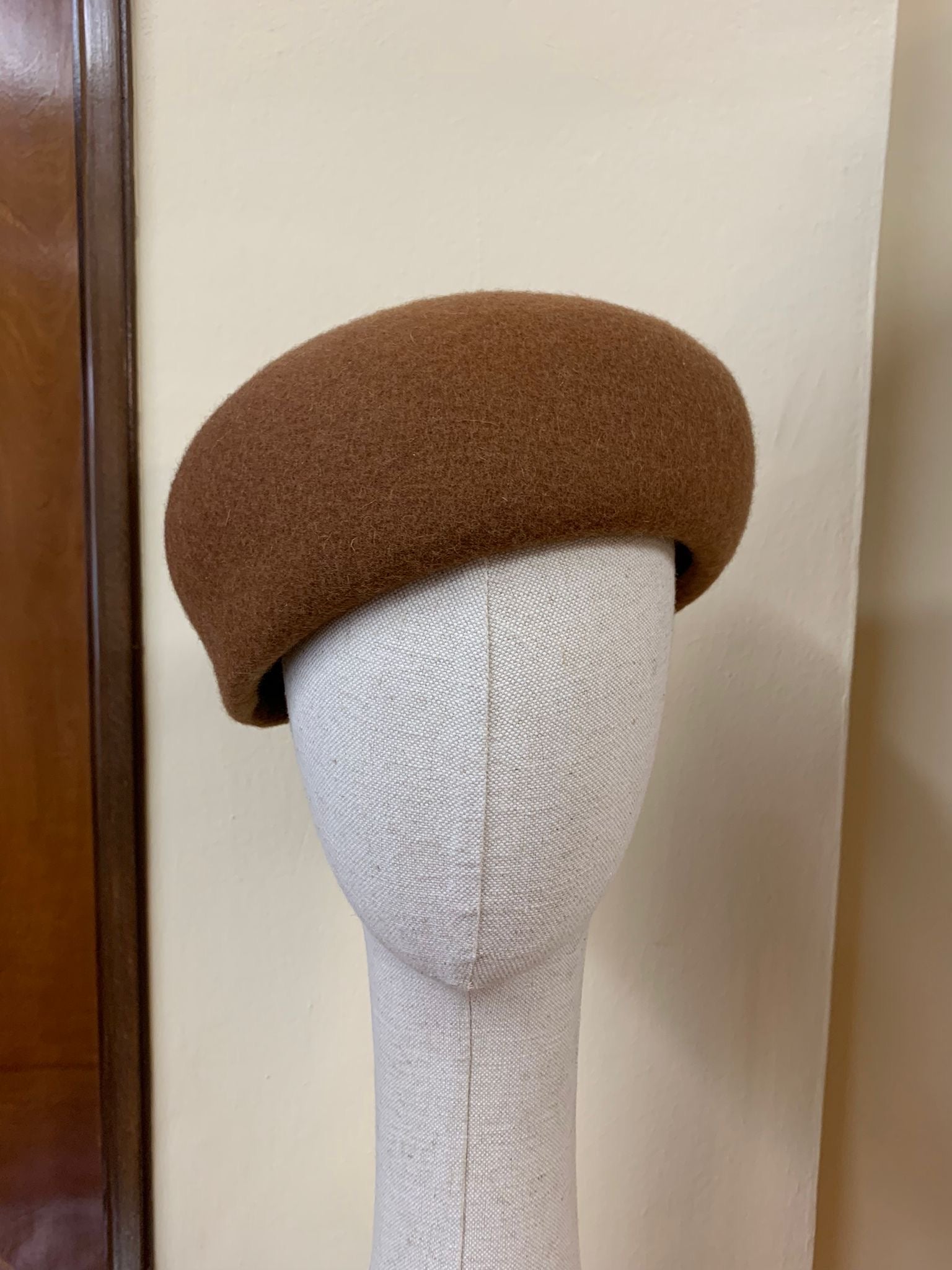 Casquete de fieltro marrón