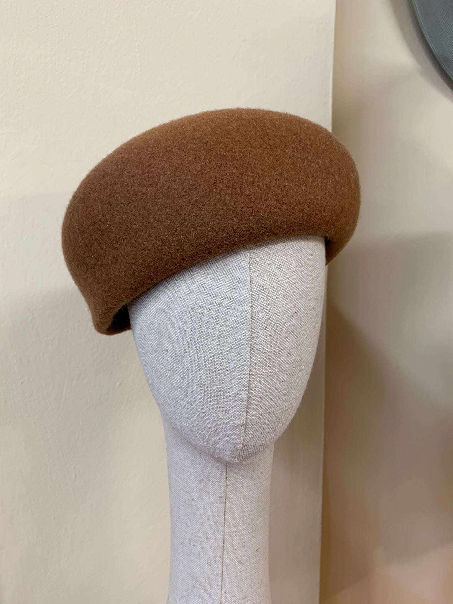 Casquete de fieltro marrón