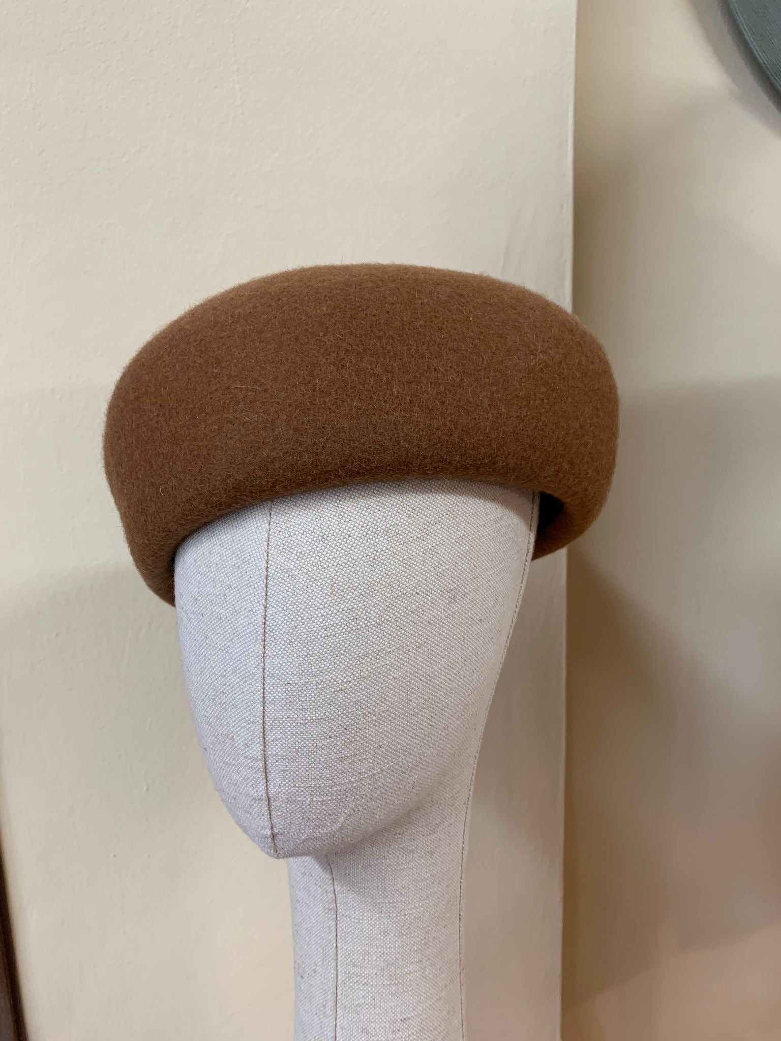 Casquete de fieltro marrón